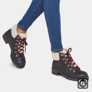 Navy faux shearling nordic boot with red laces